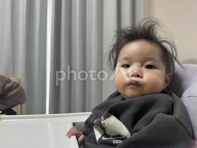 見つめる赤ちゃんのイメージ 赤ちゃん,お菓子,子供の写真素材