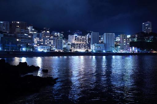 熱海サンビーチムーンテラスから北の夜景 熱海サンビーチムーンテラスから北の夜景 夜景,夜,熱海サンビーチの写真素材