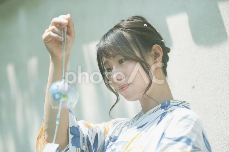浴衣の女性と風鈴 浴衣,風鈴,夏の写真素材