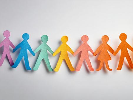 協力と団結を表現する、手作りの人型連鎖 協力と団結を表現する、手作りの人型連鎖の写真