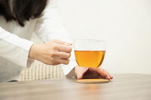 紅茶が入ったコップを持つ手 紅茶が入ったコップを持つ手 女性,カフェ,ティータイムの写真素材