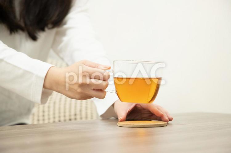 紅茶が入ったコップを持つ手 女性,カフェ,ティータイムの写真素材