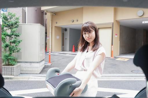 チャイルドシートを持つ女性 チャイルドシートを持つ女性 お出かけ,事故,シートの写真素材