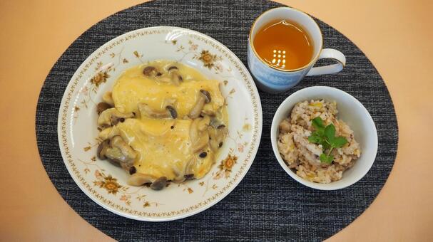 自家製・鶏むね肉のきのこクリームソース煮 鶏むね肉,きのこクリームソース煮,自家製の写真素材