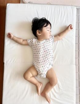 お昼寝する赤ちゃん 1歳児 お昼寝する赤ちゃん 1歳児の写真