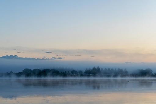 渡良瀬遊水池の夜明け 早朝,日の出前,遊水池の写真素材