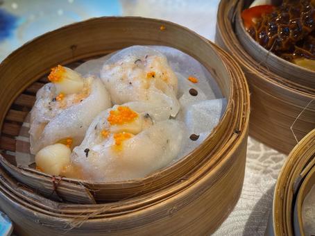 香港飲茶の蒸したて点心トビコのせ海老餃子 飲茶,香港,点心の写真素材