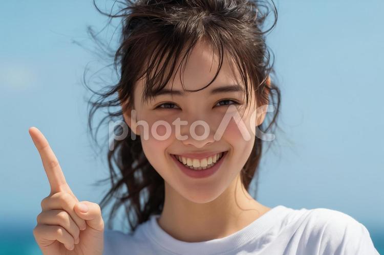 青空の下で微笑む若い女性 女性,若い,笑顔の写真素材