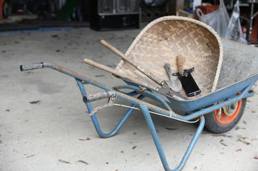 倉庫の一輪車に乗せられた作業道具 一輪車,倉庫,たけみの写真素材