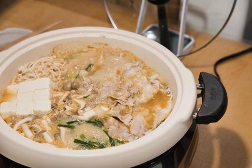 冬には熱々のきのこ鍋を 鍋料理,冬,旬の味覚の写真素材
