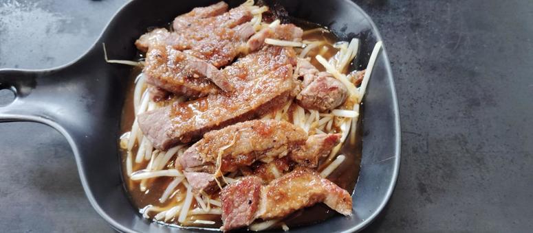 ステーキ　モヤシ炒めの写真