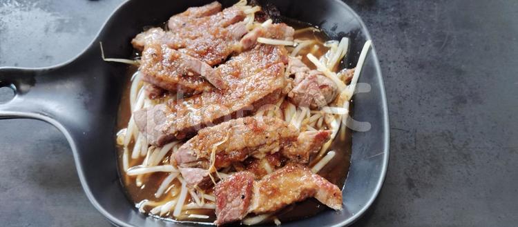 ステーキ　モヤシ炒め モヤシ炒め,ステーキ,飲食物の写真素材