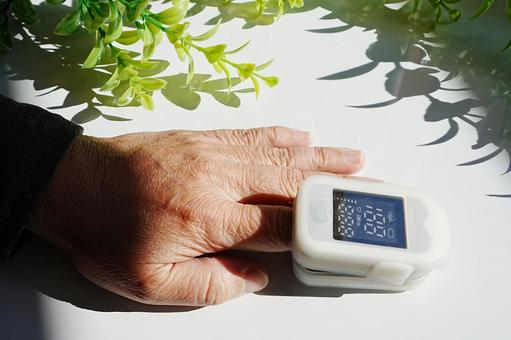 血中酸素濃度を測る パルスオキシメーター,医療機器,コロナウイルスの写真素材