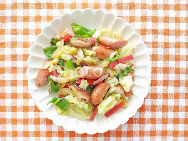 ウインナーと野菜の炒め物　上から見た画 ウインナー,野菜,炒め物の写真素材