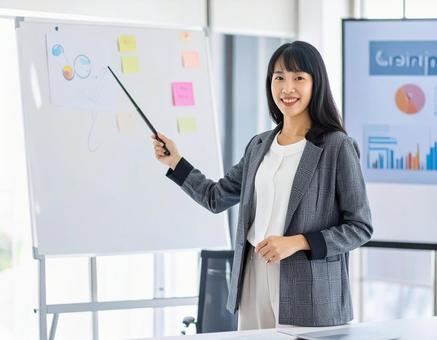 セミナー講師として話す日本人女性 セミナー講師として話す日本人女性の写真