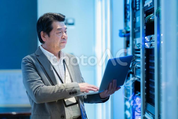 サーバーをメンテナンスするエンジニア エンジニア,サーバー,サーバールームの写真素材