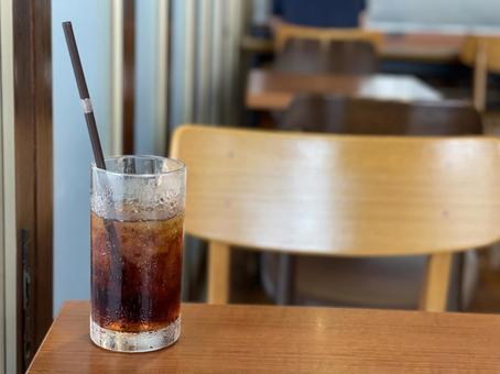 夏のカフェの汗をかくアイス珈琲 夏のカフェの汗をかくアイス珈琲の写真