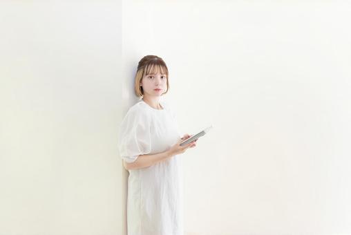読書をする女性 読書をする女性 女性,屋内,ライフスタイルの写真素材