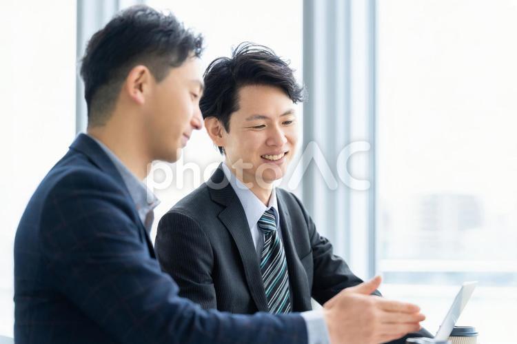 打ち合わせをする2人の男性ビジネスマン 男性,ビジネス,ビジネスマンの写真素材