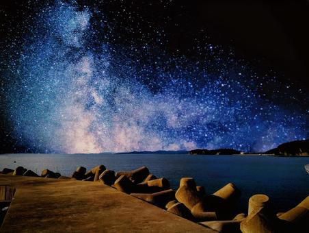 堤防と星空 堤防と星空 天の川,宇宙,空の写真素材