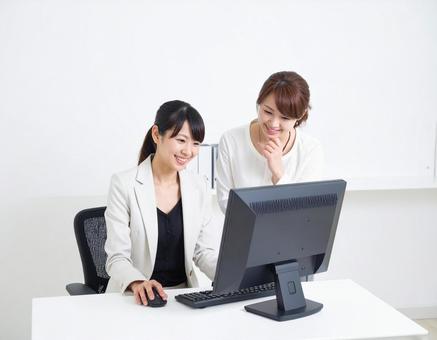 オフィスでアイディアを練る女性の写真