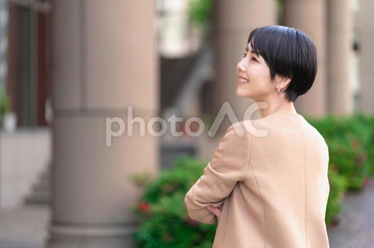 振り向く若い女性 女性,振り向く,振り返るの写真素材