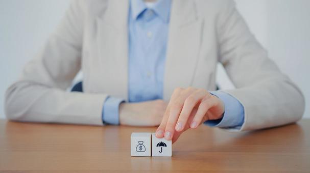 キューブを持とうとする手元 保険業,事務職,接客業の写真素材