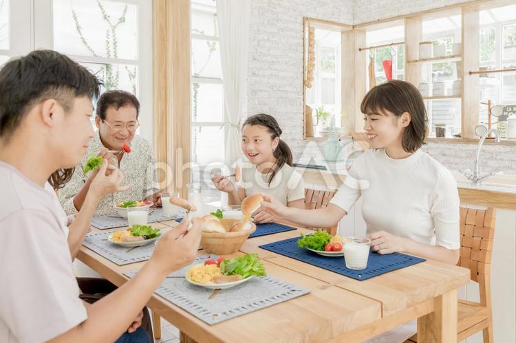 3世代家族・三世代家族　食事 三世代家族,3世代家族,家族の写真素材
