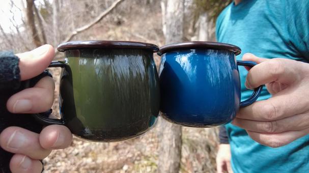 山で乾杯する男女 山で乾杯する男女 乾杯,コーヒー,珈琲の写真素材