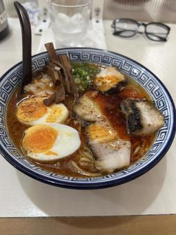 ピリ辛ラーメンと煮卵 ピリ辛ラーメンと煮卵の写真