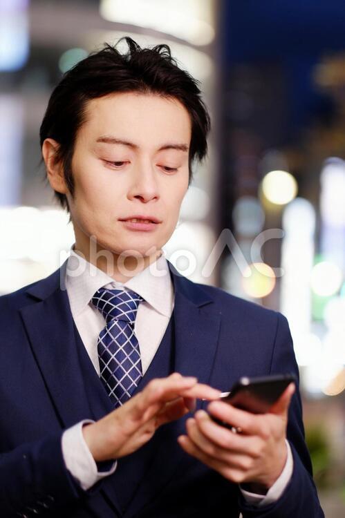スマホを使うスーツの男性8 男性,ビジネスマン,日本人の写真素材