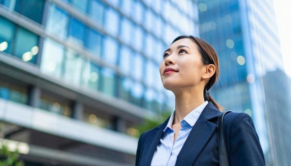 転職や就職活動するスーツの若い女性 転職や就職活動するスーツの若い女性の写真