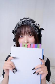 ノートで口元を隠す地雷系女子 ノートで口元を隠す地雷系女子 日本人,勉強,女性の写真素材