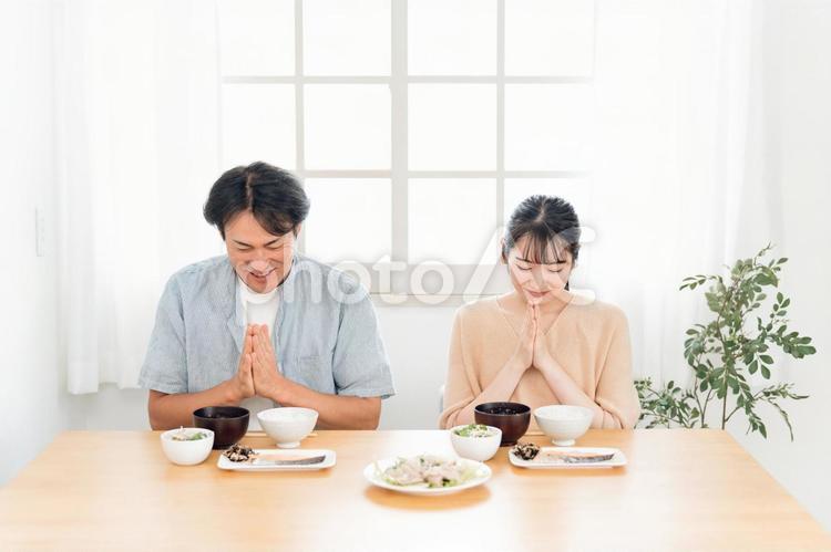 食事をする若い夫婦（いただきます） いただきます,食事,挨拶の写真素材