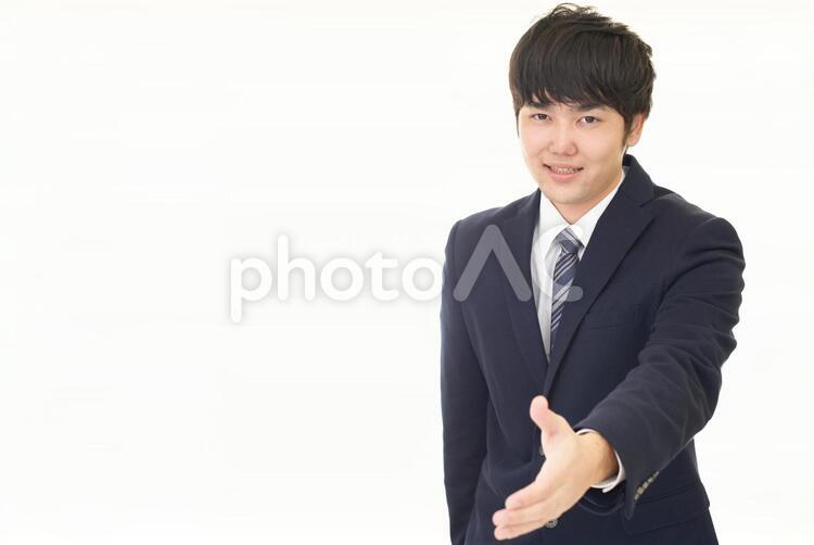 手を差し出す笑顔のビジネスマン 男性,ビジネスマン,男の写真素材