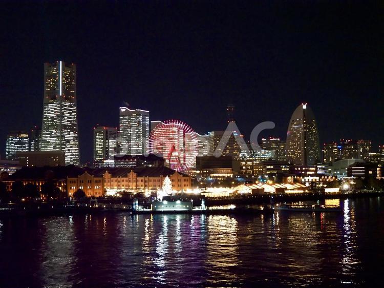 大桟橋から見た横浜みなとみらいの夜景 みなとみらい,夜景,オフィスの写真素材