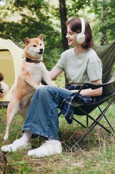 犬と向き合って笑顔を見せる女性 女性,外国人,犬の写真素材