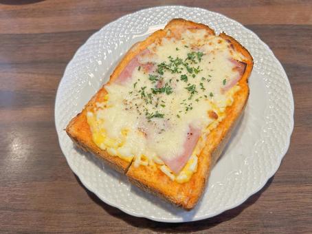 喫茶店のピザトーストモーニング 喫茶店のピザトーストモーニング ピザトースト,モーニング,朝食の写真素材