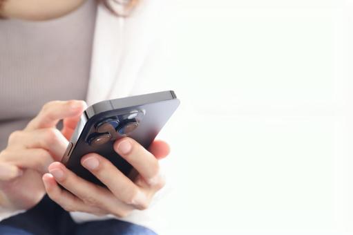 スマートフォンを操作する女性 スマートフォンを操作する女性 スマホ,スマートフォン,携帯の写真素材