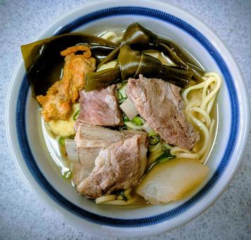 ボリューム満点！だし香るご沖縄そばの写真