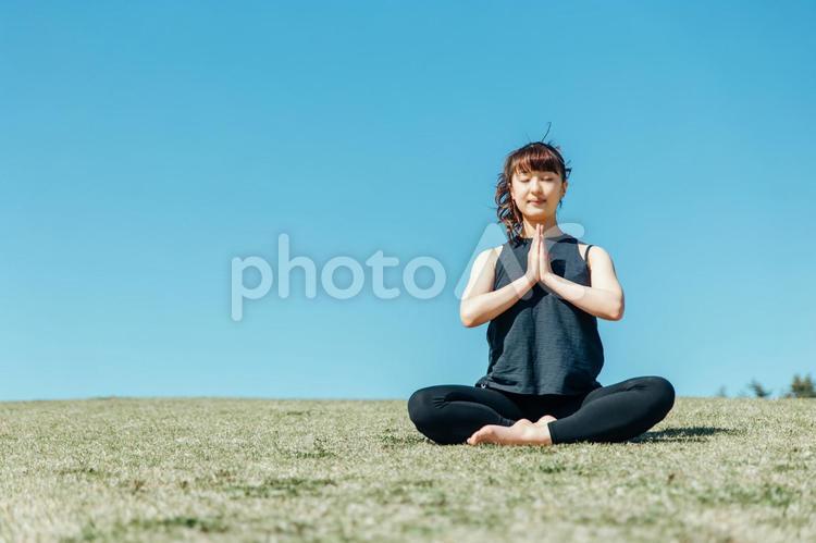ヨガ（合掌・瞑想・安楽座のポーズ） 瞑想,呼吸法,座位の写真素材