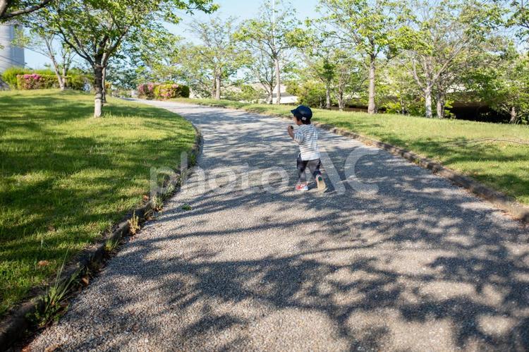 公園を走る男の子 子育て,育児,子どもの写真素材