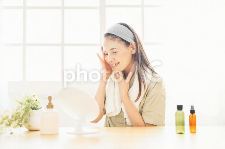 化粧水を使うミドル世代の女性 化粧水,美容液,スキンケアの写真素材