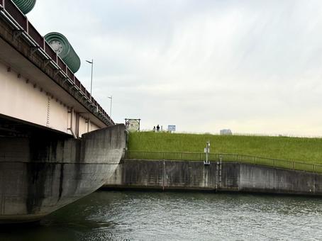 綾瀬川の河川敷 綾瀬川の河川敷 堀切,葛飾区,綾瀬川の写真素材