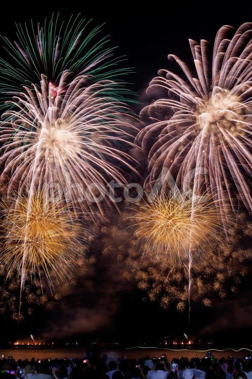 夜空に咲く色とりどりのスターマイン 花火,打ち上げ花火,花火大会の写真素材