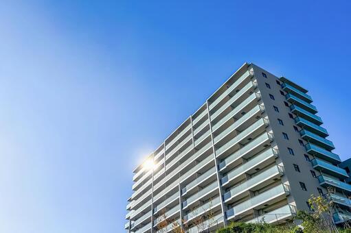 さわやかな青空とそびえ立つ新築マンション マンション,見上げる,反射の写真素材