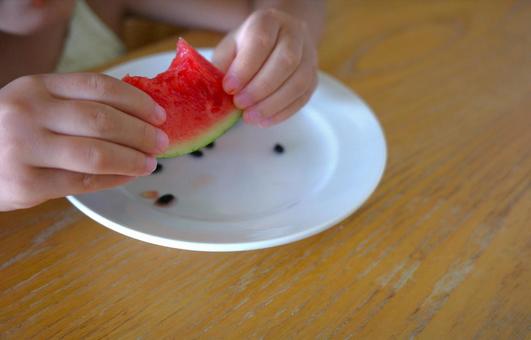 すいかを手で持って食べる子ども すいかを手で持って食べる子ども すいか,子ども,食べるの写真素材