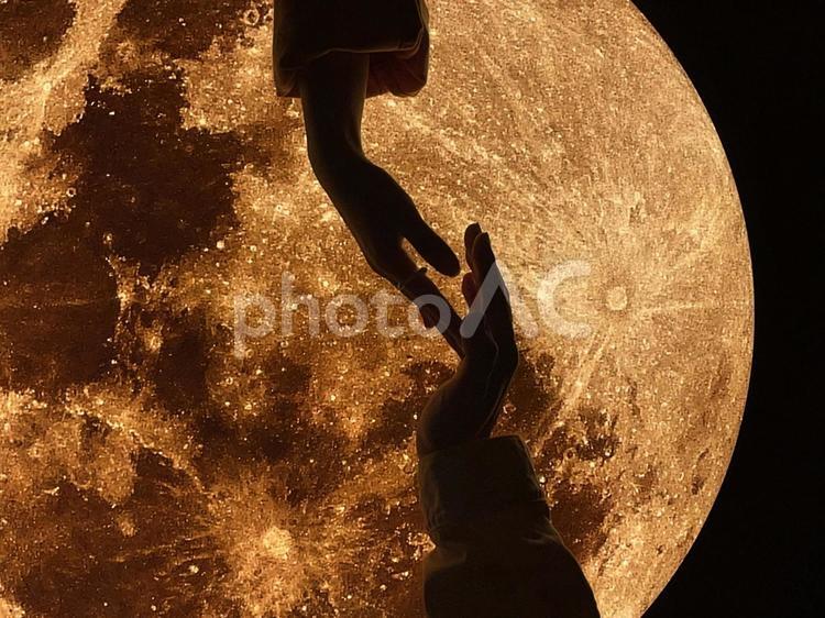 月の光で映し出すカップルの手 カップル,手,影の写真素材