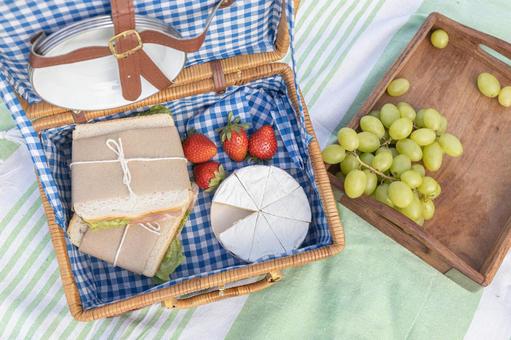  ピクニックバスケット,サンドイッチ,レタスの写真素材