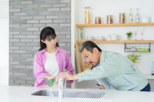 キッチンのメンテナンスをする不動産業者 不動産,ミドル,ビジネスマンの写真素材
